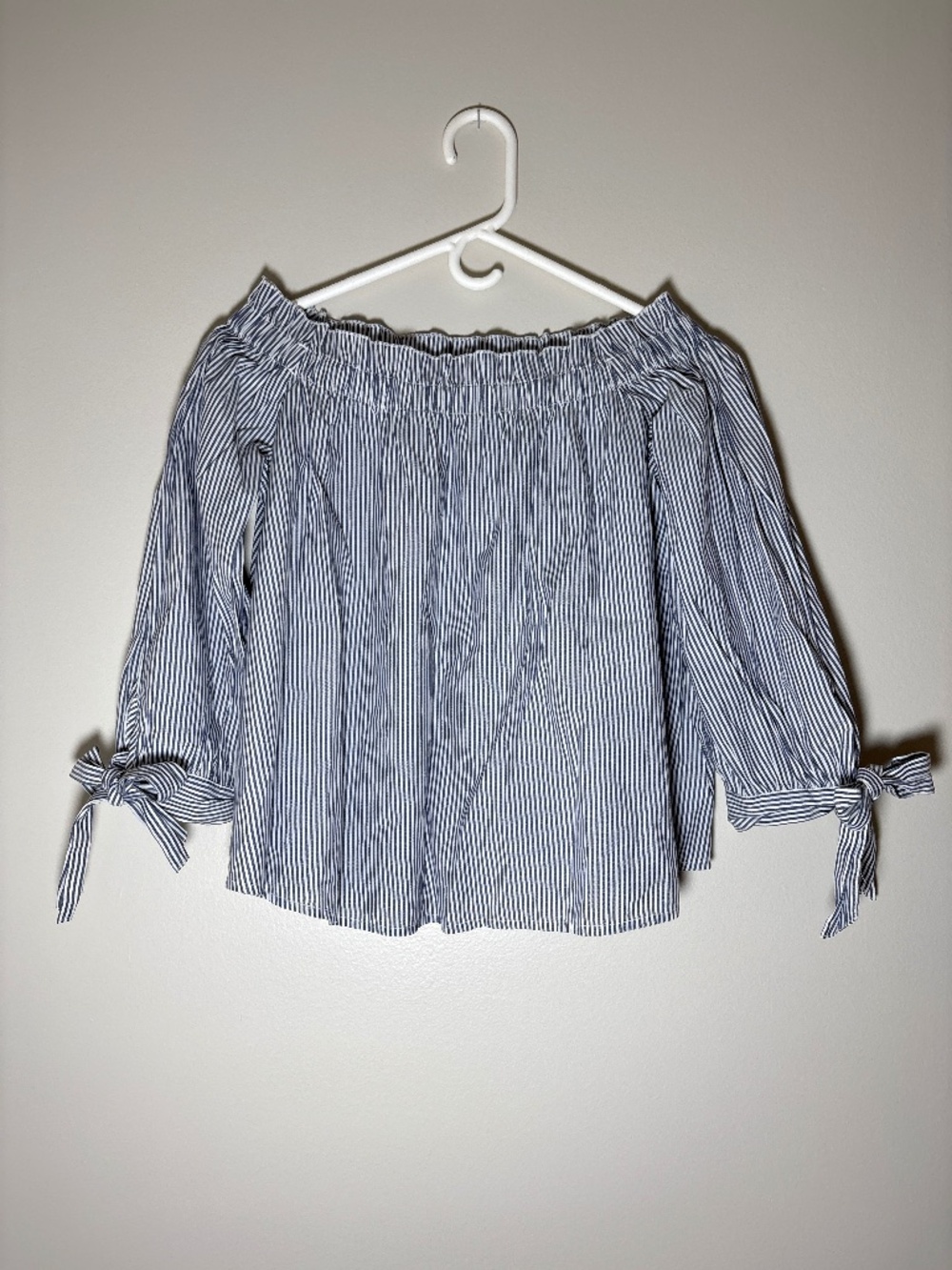 American Eagle Outfitters Gray/White Pinstripe 3/4 sleeve top